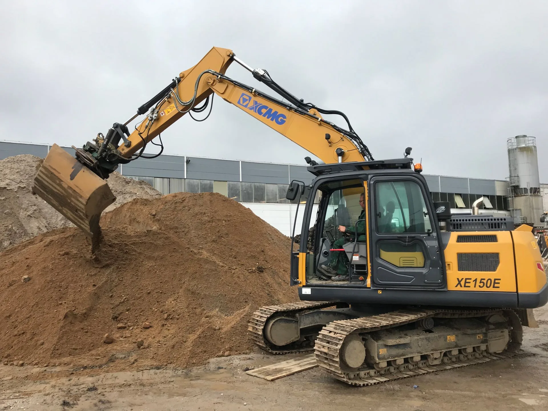 Pásové rypadlo XCMG XE150E – foto 4